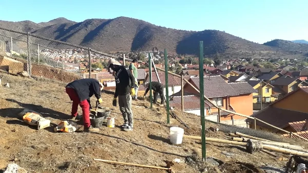 Instalación de postes para un cierre perimetral en terreno residencial
