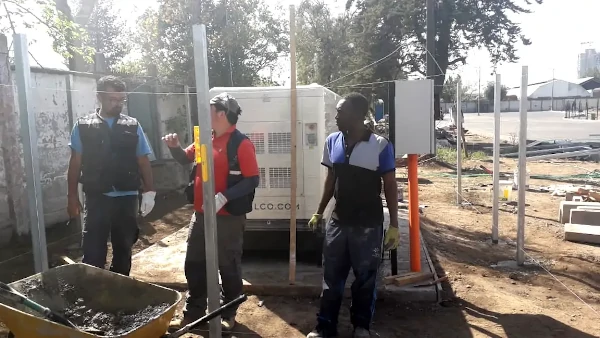 Instalación de malla 3D alrededor de equipamiento técnico