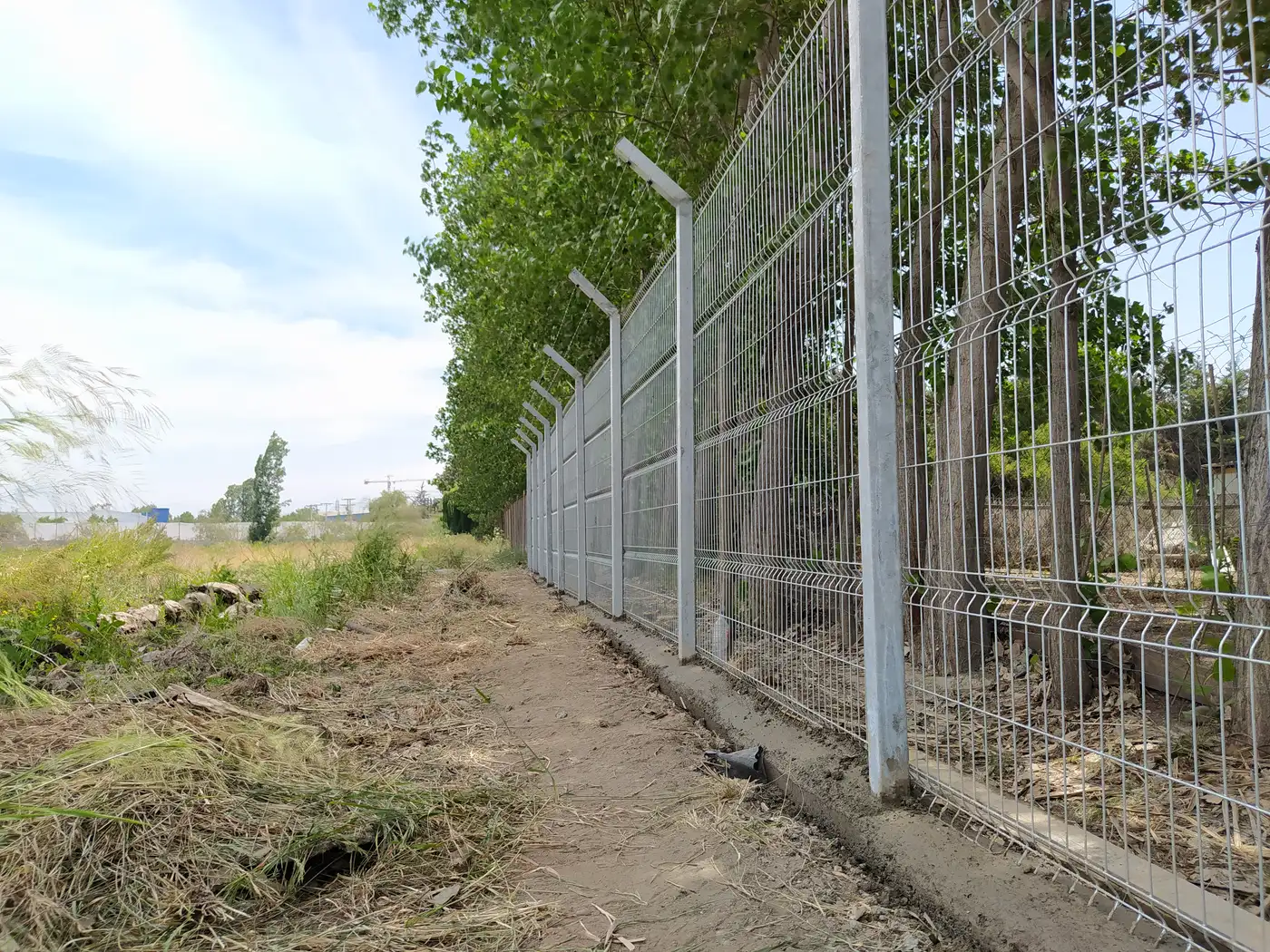 Cierre perimetral de malla 3D terminado en un terreno